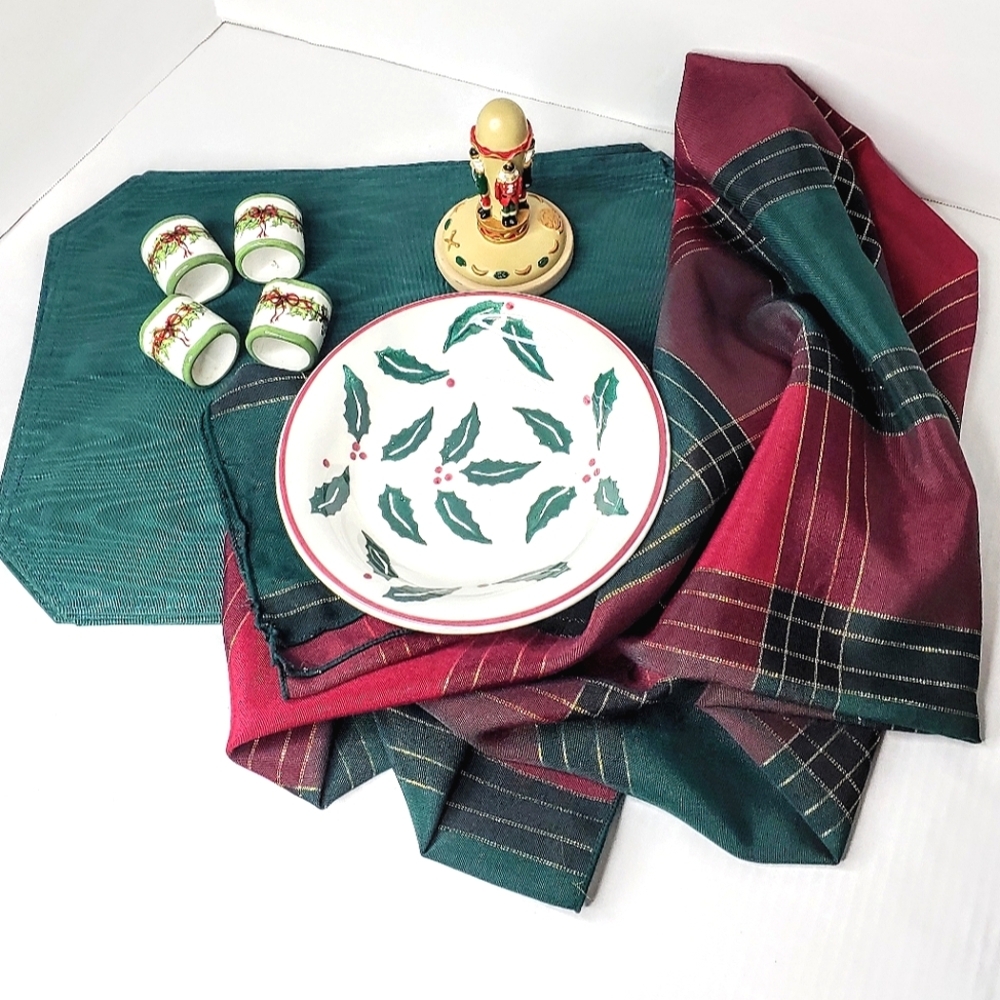 5 piece Christmas kitchen accessories bundle.